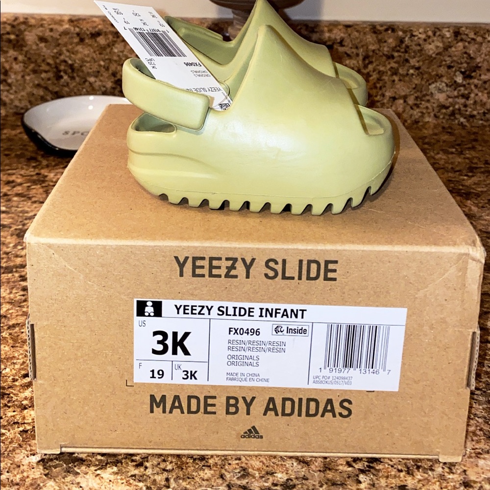 Infant yeezy slides size 3